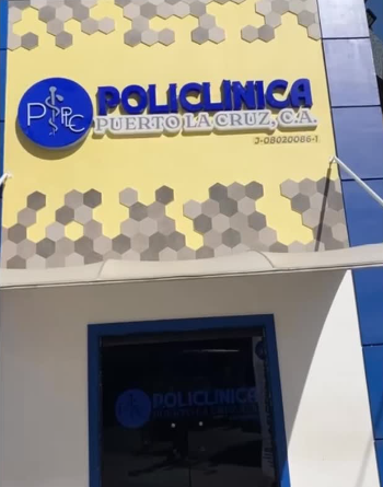 Fachada y entrada de la Policlínica Puerto La Cruz C.A.